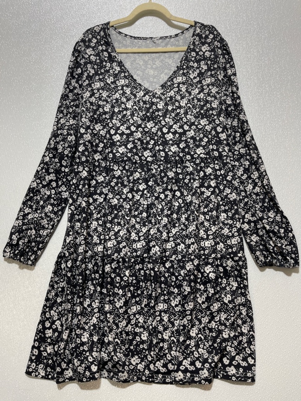 3/$30 Black & White Floral V-Neck Long Sleeve Dress